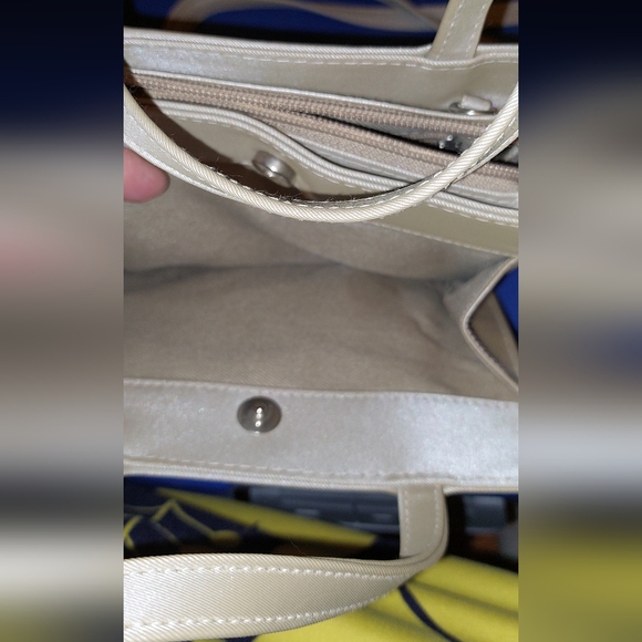 SOLD-Small crossbody bag. Lots of compartments, smoke free home - Picture 6 of 12